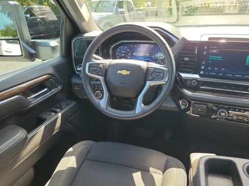 Used 2024 Chevrolet Silverado 2500 LT AWD/4WD image 16