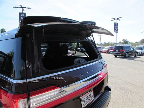 Used 2018 Lincoln Navigator L Reserve w/ Technology Package image 34