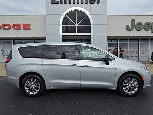 New 2026 Chrysler Pacifica Select image 9