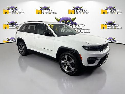 Used 2023 Jeep Grand Cherokee Limited w/ Luxury Tech Group II AWD/4WD image 3