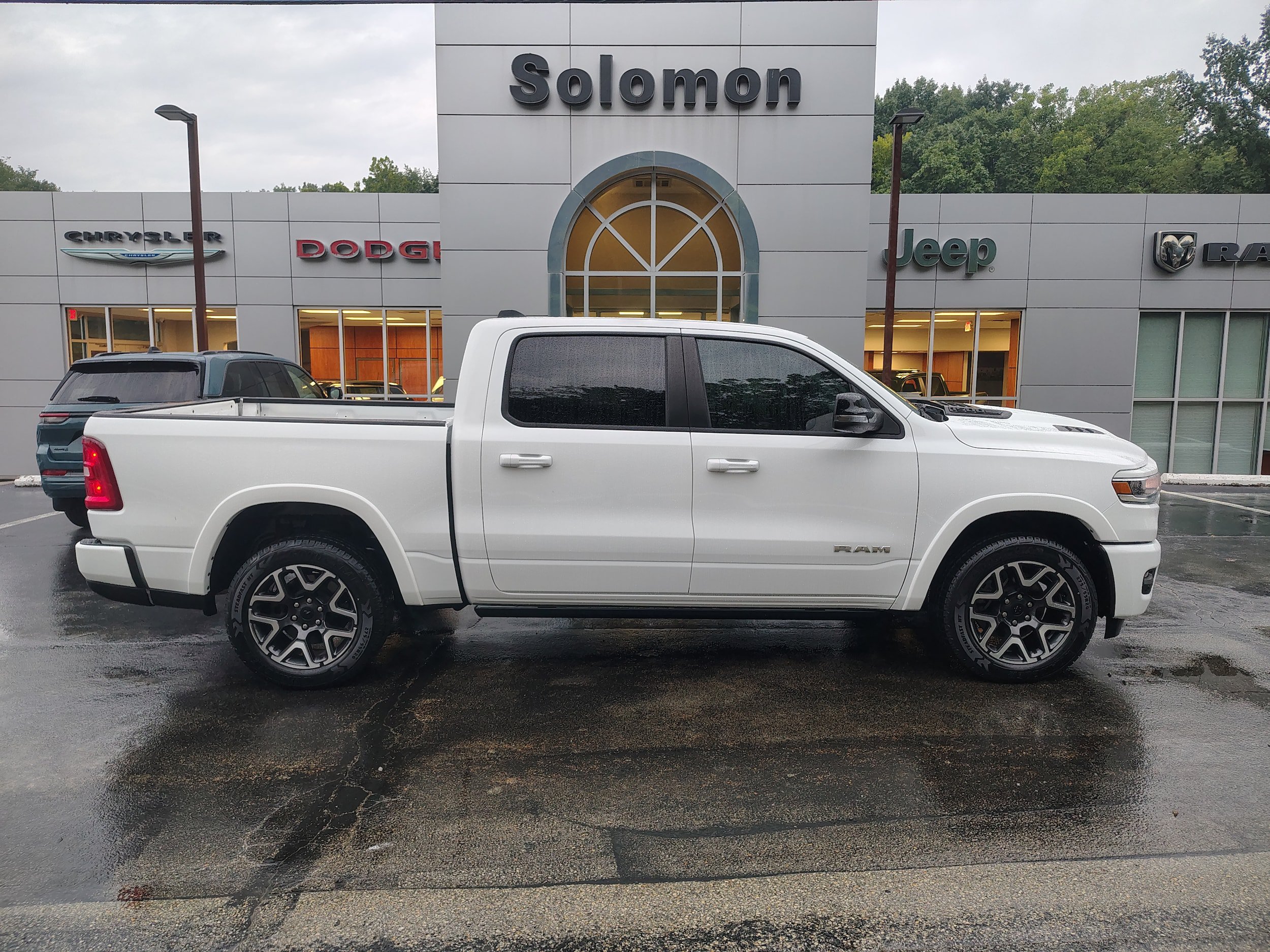 Used 2025 RAM 1500 Laramie AWD/4WD image 1