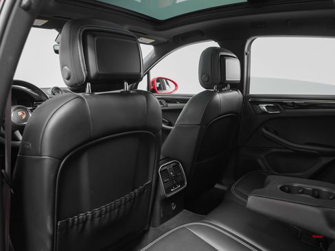 Certified 2023 Porsche Macan AWD/4WD image 44