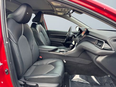 Used 2021 Toyota Camry SE w/ Cold Weather Package image 15