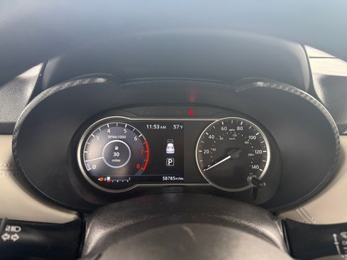 Used 2020 Nissan Versa SV w/ Trunk Package image 16