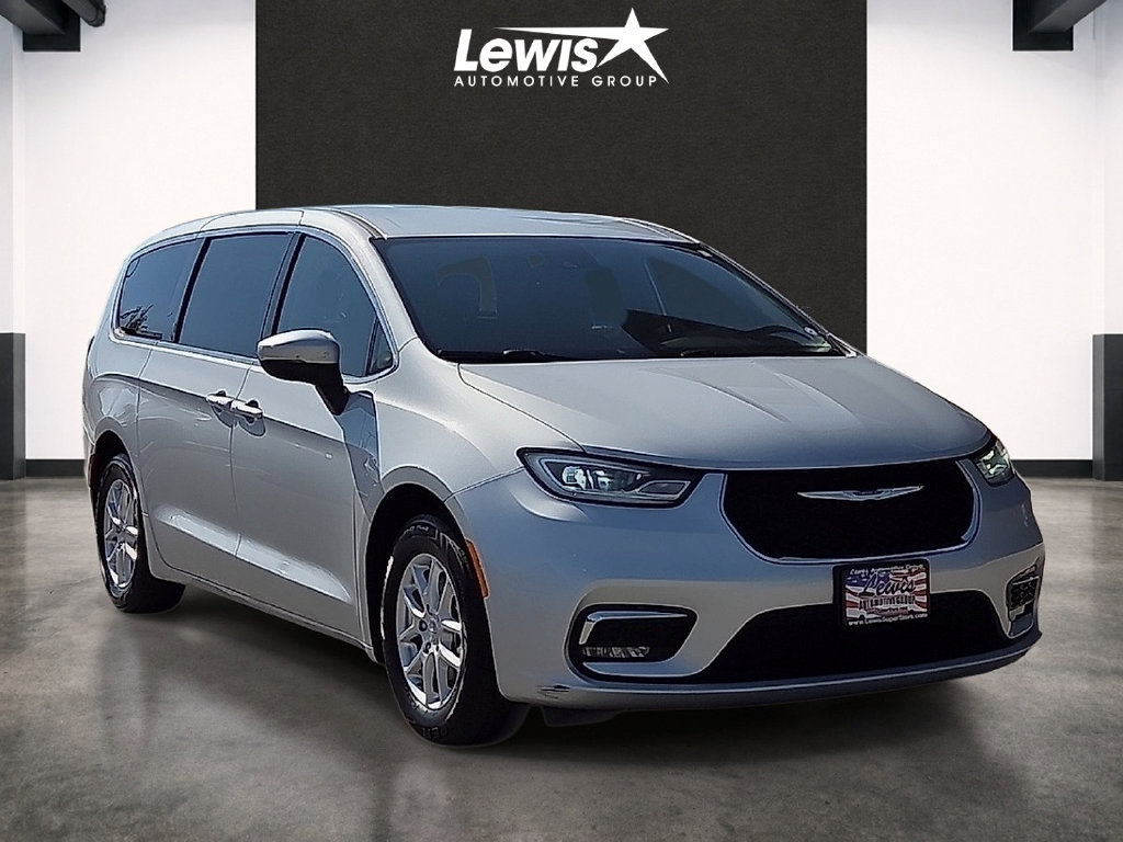 Used 2023 Chrysler Pacifica Touring-L FWD image 6