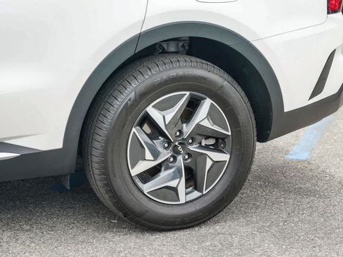 Certified 2023 Kia Sorento EX w/ Panoramic Sunroof Package FWD image 10