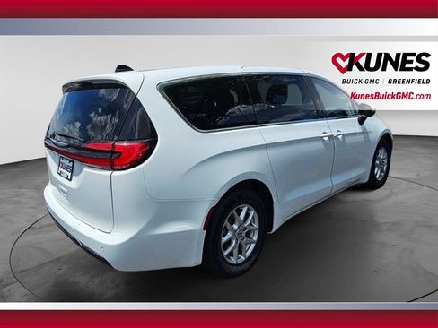 Used 2023 Chrysler Pacifica Touring-L FWD image 5
