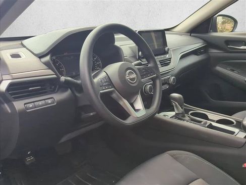 Used 2024 Nissan Altima 2.5 SV FWD image 9