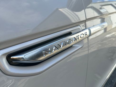 Used 2019 Lincoln Navigator Premiere image 9