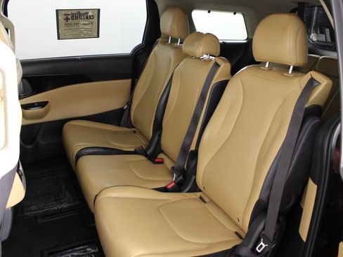 Used 2022 Kia Carnival EX FWD image 20