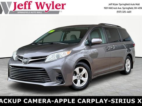 Used 2019 Toyota Sienna LE image 1