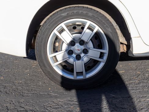 Used 2010 Pontiac Vibe w/ Preferred Package image 28