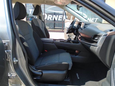 Used 2023 Nissan Rogue SV image 9