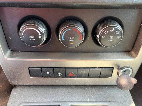Used 2012 Jeep Liberty Sport w/ Popular Equipment Group AWD/4WD image 17