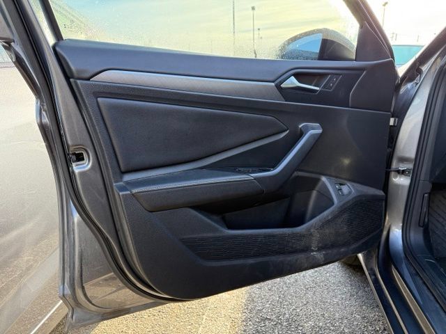 Used 2024 Volkswagen Jetta SE FWD image 6