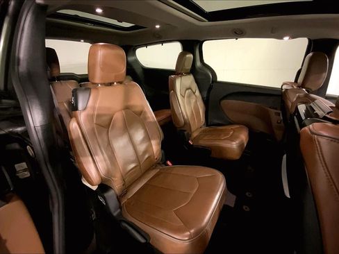 Used 2017 Chrysler Pacifica Limited image 23