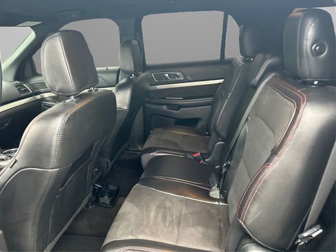 Used 2018 Ford Explorer XLT w/ Equipment Group 202A image 11