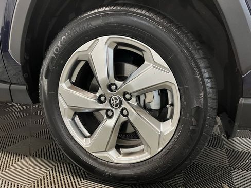 Used 2021 Toyota RAV4 XLE Premium image 3