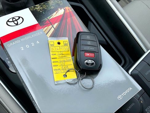 Used 2024 Toyota Grand Highlander AWD image 12