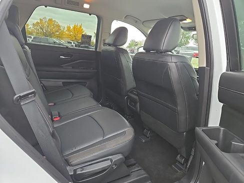 Used 2025 Nissan Pathfinder SL AWD/4WD image 28