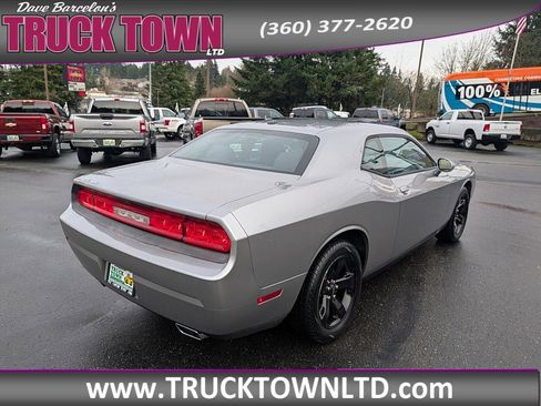 Used 2013 Dodge Challenger SXT image 3
