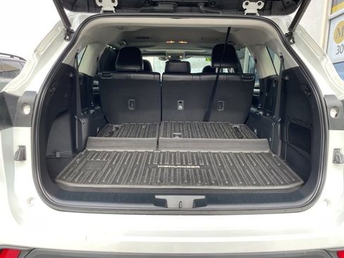 Used 2022 Toyota Highlander XLE image 36