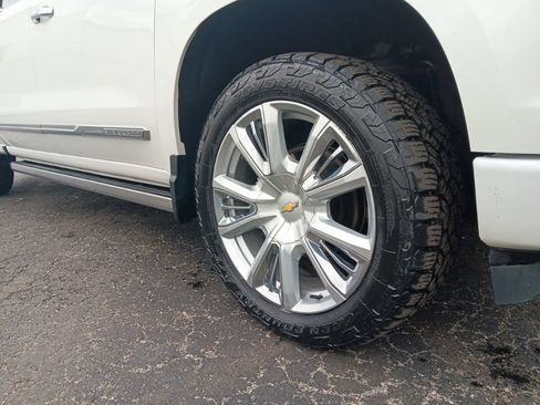 Used 2023 Chevrolet Silverado 1500 High Country w/ Technology Package AWD/4WD image 3