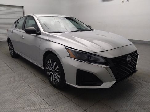 Used 2025 Nissan Altima 2.5 SV FWD image 13