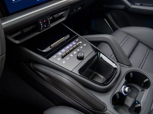 New 2025 Porsche Cayenne Turbo image 13