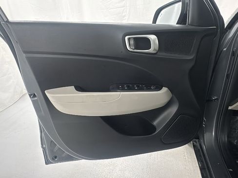 Used 2024 Hyundai Venue SEL image 18