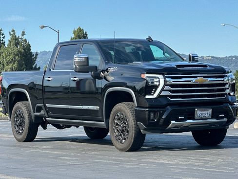 Used 2024 Chevrolet Silverado 2500 High Country w/ High Country Premium Package AWD/4WD image 2