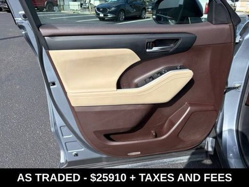Used 2022 Toyota Highlander XLE FWD image 12