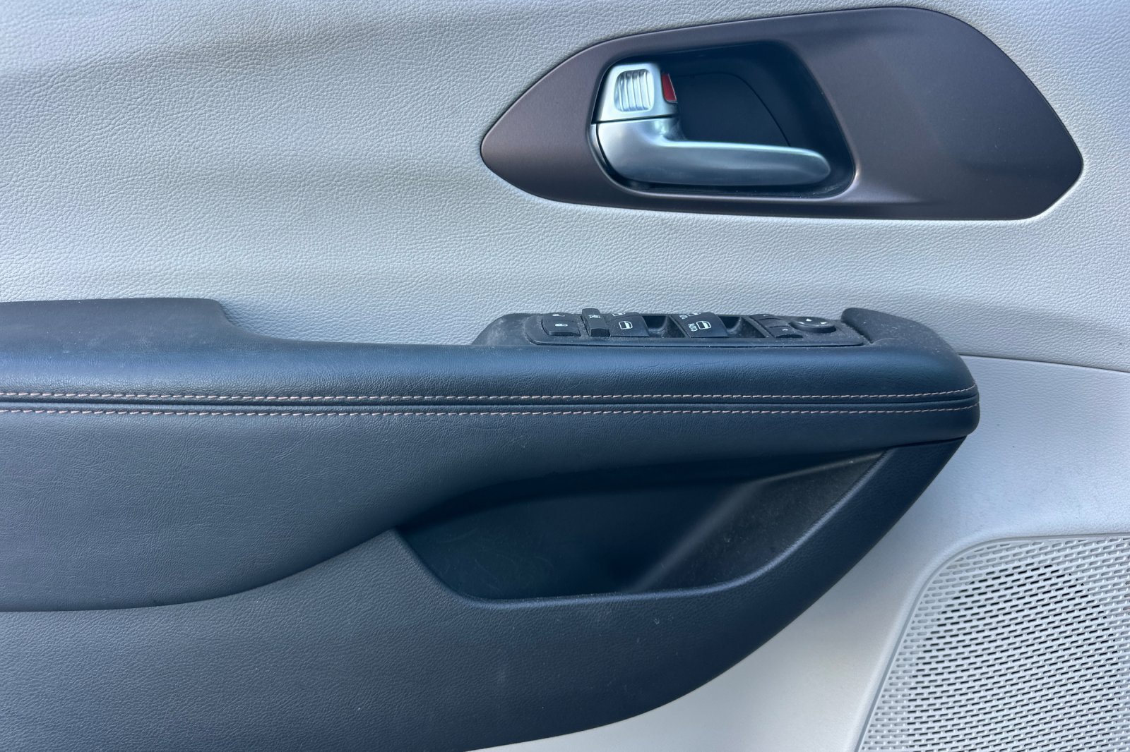Used 2019 Chrysler Pacifica Touring-L w/ Advanced Safetytec Group FWD image 11