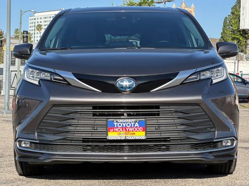 Certified 2023 Toyota Sienna Limited image 9