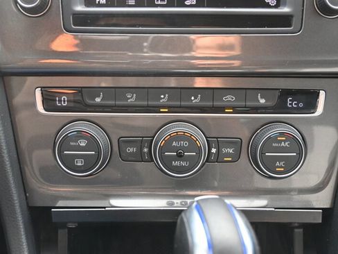 Used 2016 Volkswagen e-Golf SE w/ DC Fast Charging Package image 32