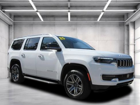 Used 2025 Jeep Wagoneer 4WD image 1