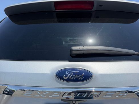 Used 2017 Ford Explorer XLT w/ Equipment Group 202A FWD image 24