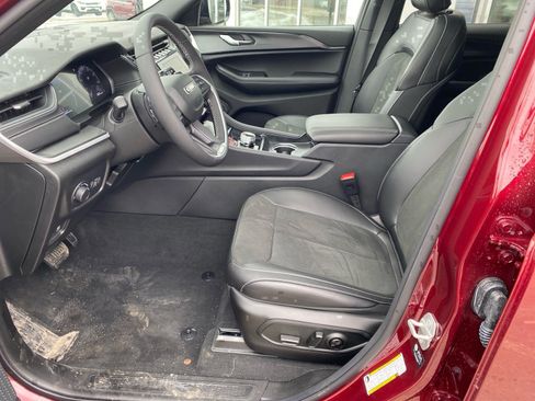 Used 2025 Jeep Grand Cherokee Altitude image 9