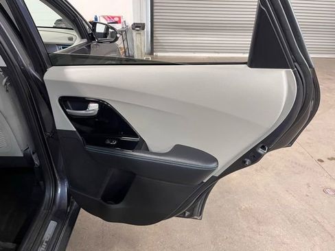 Used 2018 Kia Niro EX Premium image 16
