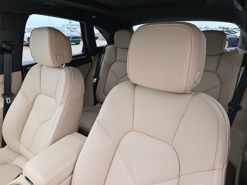 Certified 2026 Porsche Macan AWD/4WD image 6