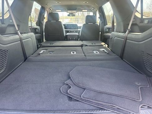 Used 2025 Chevrolet Suburban Z71 image 18