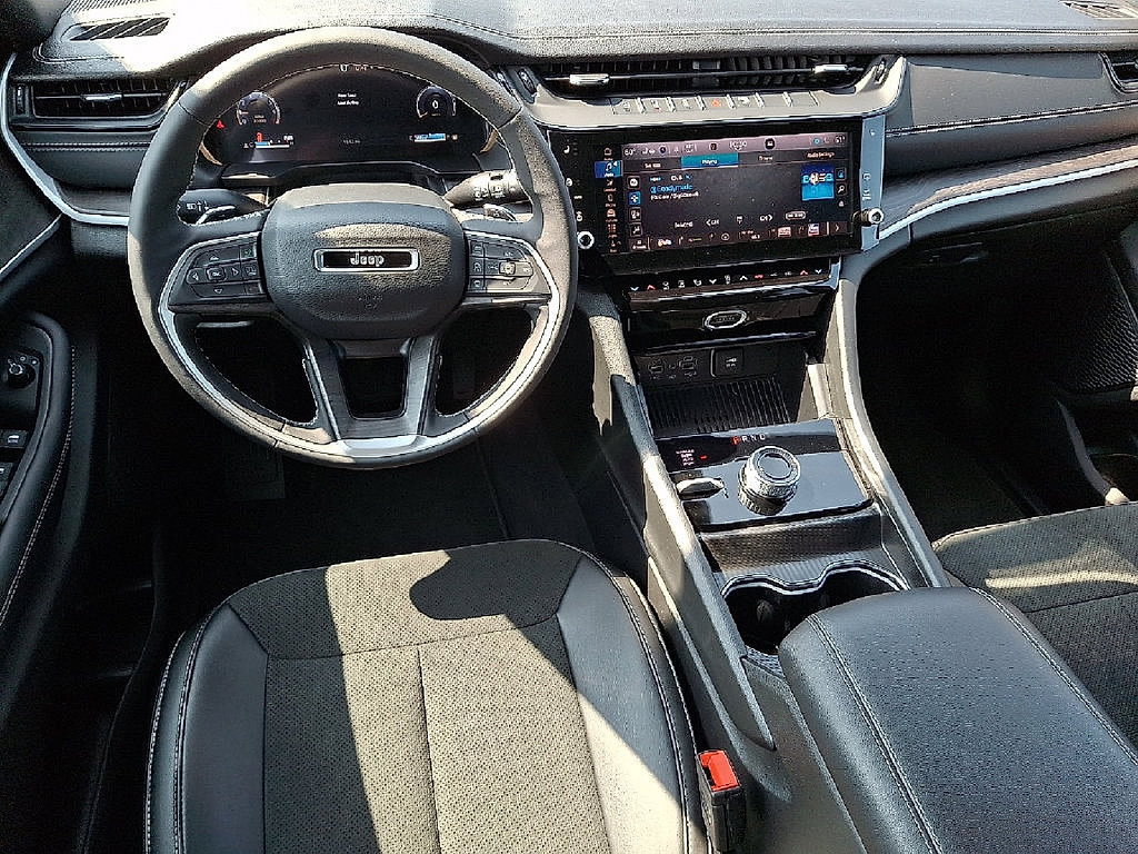 Used 2026 Jeep Grand Cherokee Altitude AWD/4WD image 12