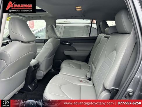 Used 2023 Toyota Highlander XLE AWD/4WD image 13