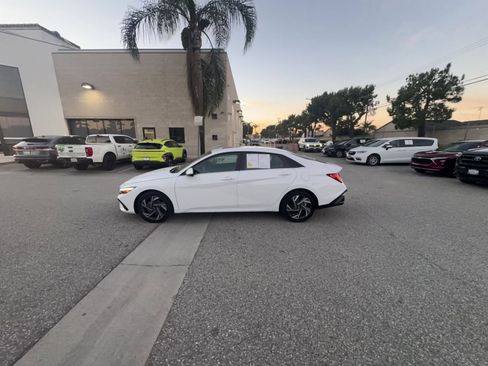 Used 2025 Hyundai Elantra SEL image 16