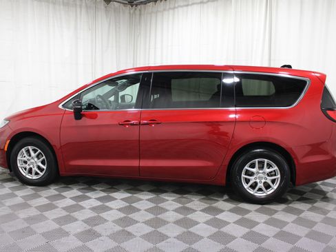 Used 2025 Chrysler Pacifica Select FWD image 33