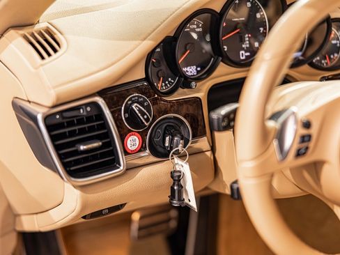 Used 2016 Porsche Panamera 4 image 21