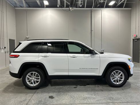 New 2025 Jeep Grand Cherokee Laredo w/ Luxury Tech Group I image 5