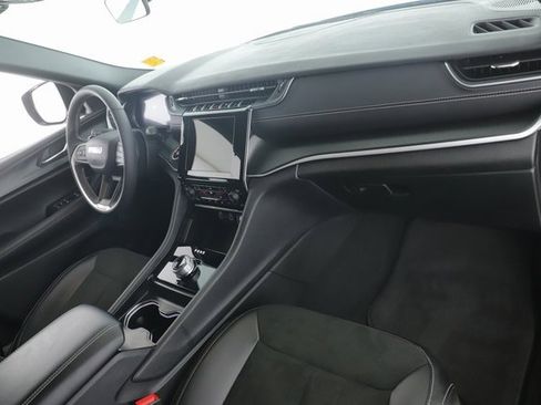 Used 2025 Jeep Grand Cherokee Altitude image 30