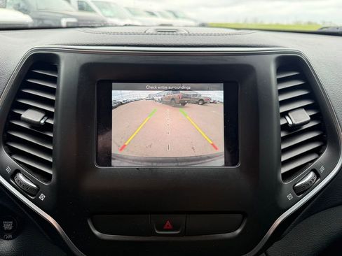 Used 2019 Jeep Cherokee Latitude Plus w/ Comfort/Convenience Group image 28