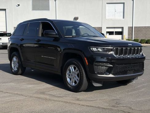 Used 2025 Jeep Grand Cherokee Laredo w/ Luxury Tech Group I RWD image 14